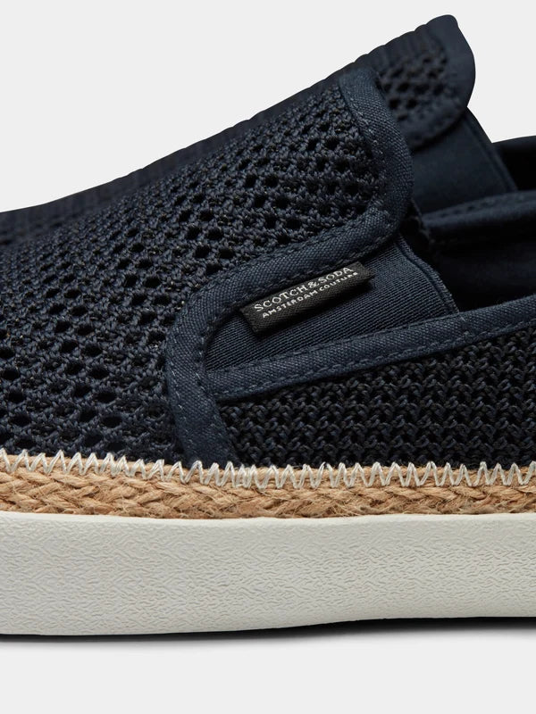 Izomi 11A Slip On Sneaker