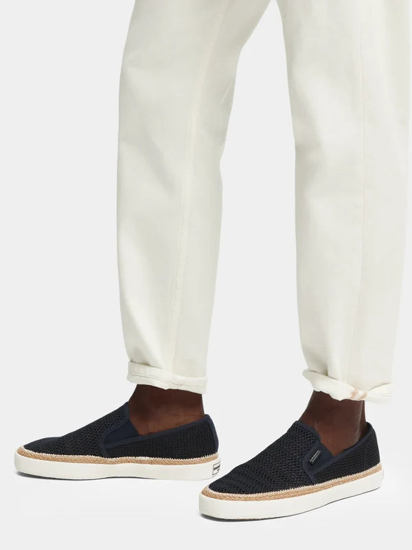 Izomi 11A Slip On Sneaker
